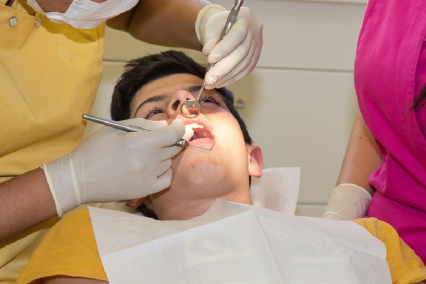 How to Comfort Your Teenager Before a Dental Implant Procedure